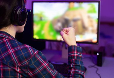 Online video oyunu kazanan kadın oyuncu