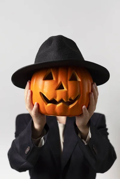 Hombre de Halloween con cabeza de calabaza en traje de Jack o Linterna —  Fotos de Stock