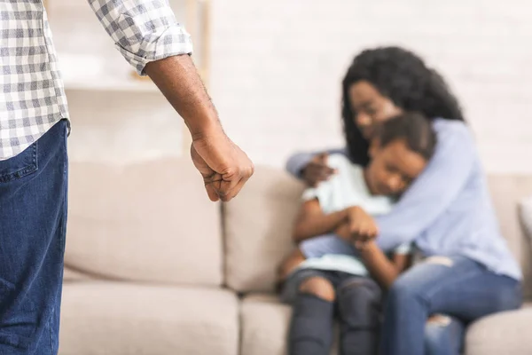 Mãe e filha sofrendo de violência doméstica de pai — Fotografia de Stock