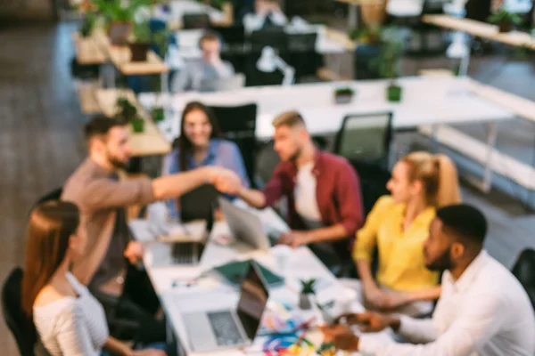 Kreative Kollegen am Schreibtisch im Büro — Stockfoto