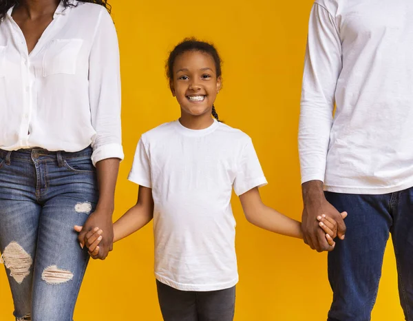 Schattig afrikaans amerikaans meisje vasthouden handen van haar ouders — Stockfoto