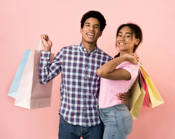 Conceito de consumismo. Jovem casal com sacos de compras — Fotografia de Stock