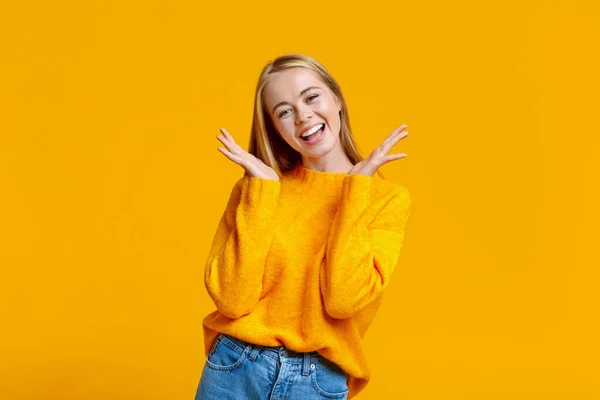 Portret van jong zorgeloos meisje op oranje achtergrond — Stockfoto