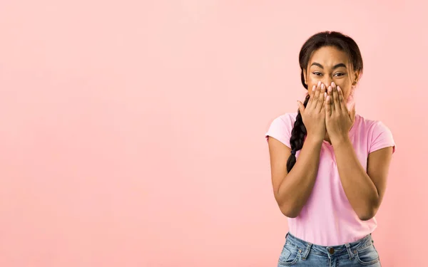 Donna scioccata che si copre la bocca con le mani, sfondo rosa — Foto Stock