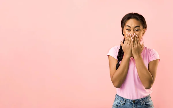 Mulher chocada cobrindo a boca com as mãos, fundo rosa — Fotografia de Stock