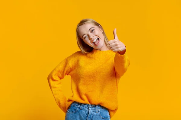 Carefree teen girl showing thumb up, recommending something — Stock Photo, Image