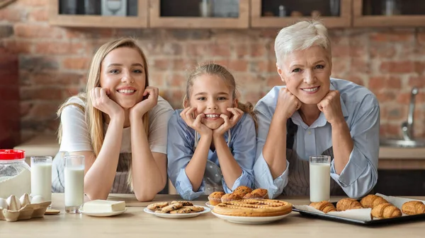 Lycklig kärleksfull familj gör bakverk tillsammans — Stockfoto