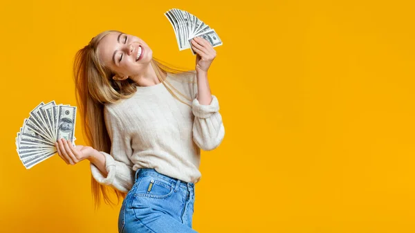 Ευτυχισμένο κορίτσι της χιλιετίας που κρατάει πολλά χρήματα και απολαμβάνει την επιτυχία — Φωτογραφία Αρχείου