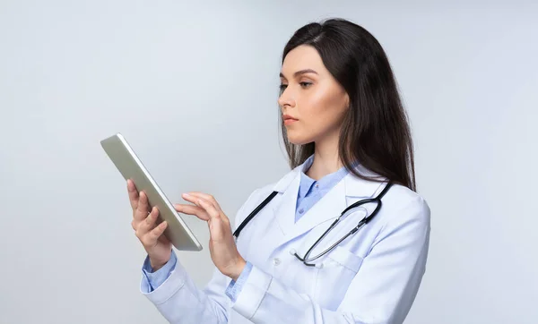 Doctor Woman Using Tablet Computer Standing On Gray Background — Stock Photo, Image