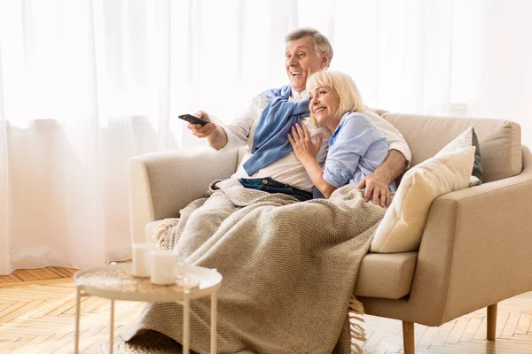 Szerető idős pár néz TV-t hideg téli napon — Stock Fotó