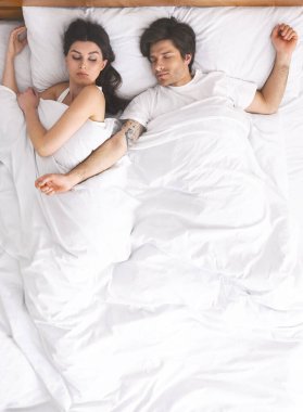 Tatminsiz bir kadın kollarını açmış kocasıyla yatamaz.