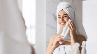 Gülümseyen Genç bayan Havluyla Kuru Surat Banyoda duruyor, Panorama