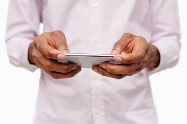 Yatay yönelimde akıllı telefonu elinde tutan tanınmayan bir adam video oyunları oynuyor
