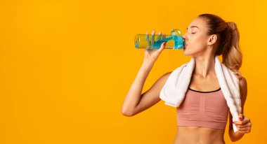Spor yaparken su içen fitness kadını Stüdyoda, Panorama