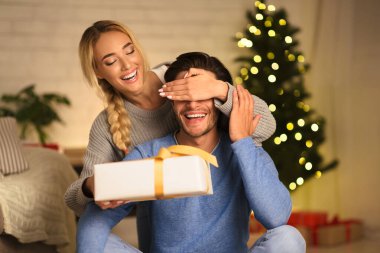 Xmas sürprizi. Sevgi dolu kadın kocasına hediye veriyor.