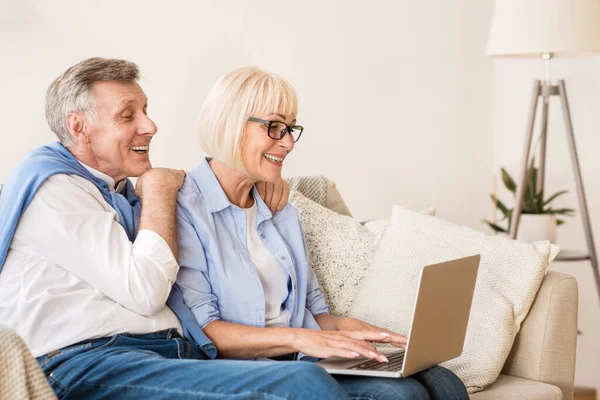 Moderne afgestudeerde ouders. Loving paar met behulp van laptop thuis — Stockfoto