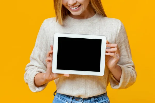 Νεαρή γυναίκα κρατά ψηφιακή καρτέλα με μαύρη λευκή οθόνη — Φωτογραφία Αρχείου