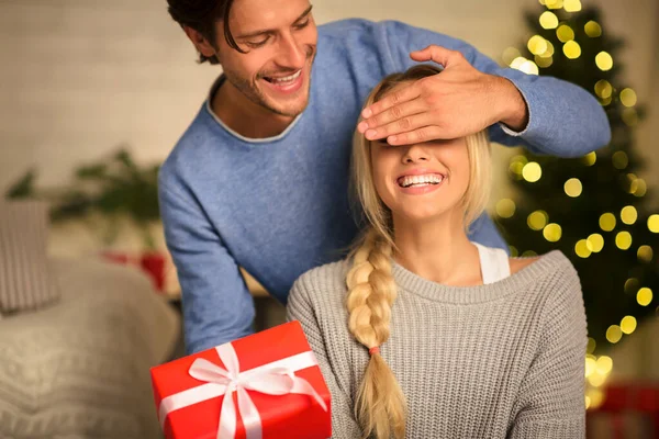 Люблячий чоловік, даючи Різдвяний подарунок для своєї дружини — стокове фото