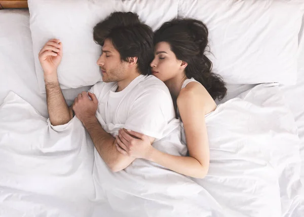 Millennial coppia sposata coccole, dormire a stretto contatto a letto — Foto Stock