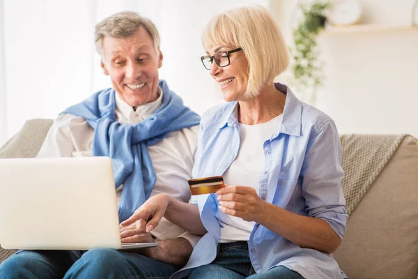 E-commerce. Volwassen paar met behulp van laptop en creditcard — Stockfoto