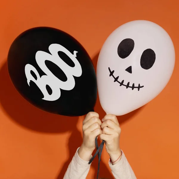 Globos de Halloween creativos con cara y texto en manos de mujer —  Fotos de Stock