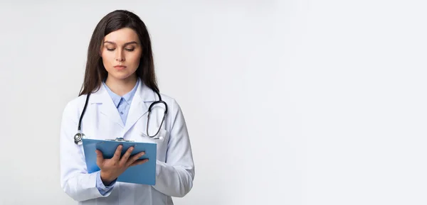 Doctor Woman Segurando Pasta Tomando Notas, Estúdio, Panorama — Fotografia de Stock