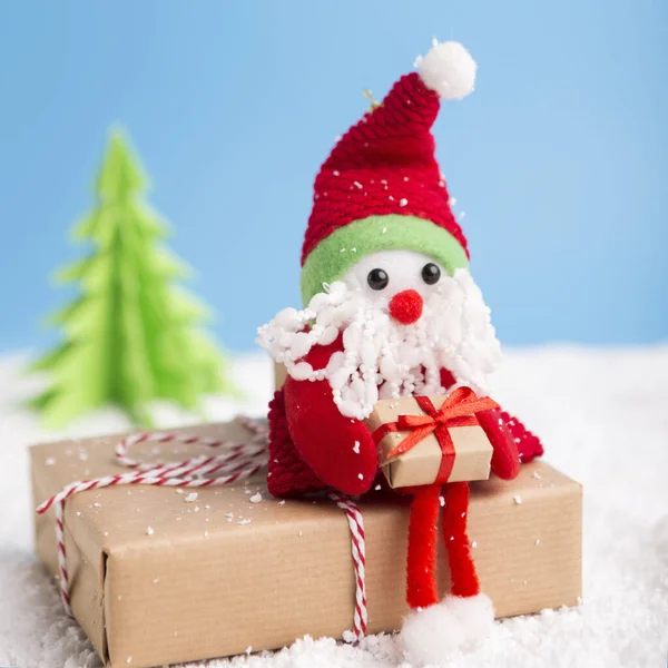Juguete Santa Claus con regalos de Navidad cerca de pino — Foto de Stock