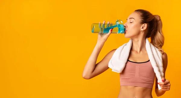 Mujer Fitness bebiendo agua durante el entrenamiento de pie en el estudio, Panorama — Foto de Stock