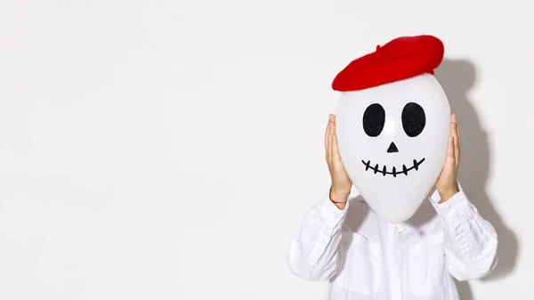 Vrouw met spook ballon hoofd in rode hoed op wit — Stockfoto