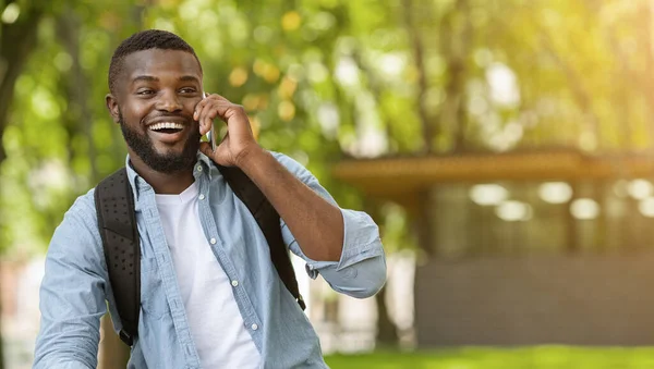 Alegre africano americano chico tener agradable llamada telefónica al aire libre —  Fotos de Stock