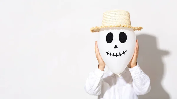 Mujer con cabeza de globo fantasma en camisa en blanco —  Fotos de Stock