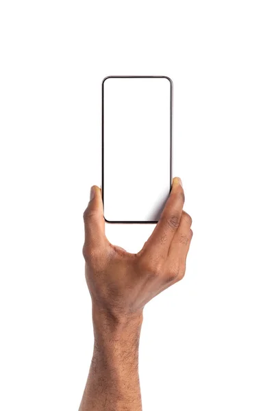 Smartphone med blank skärm i svart mans hand — Stockfoto