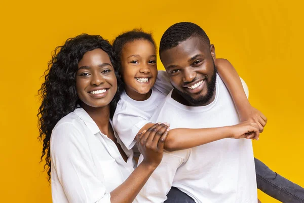 Portrét pozitivní černošské rodiny tří dětí — Stock fotografie