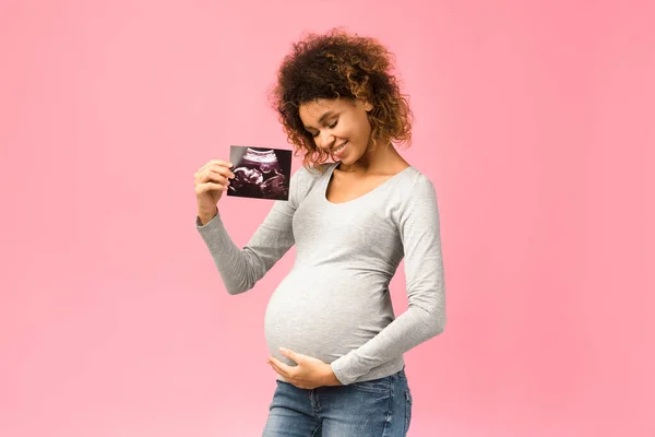 Feliz afro embarazada mujer con su bebé sonografía — Foto de Stock