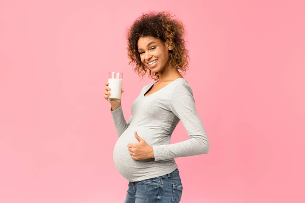 Grossesse et calcium. Afro femme avec verre de lait — Photo