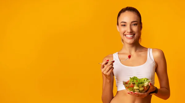 Lady äta grönsakssallad från skål stående, Studio skott, Panorama — Stockfoto