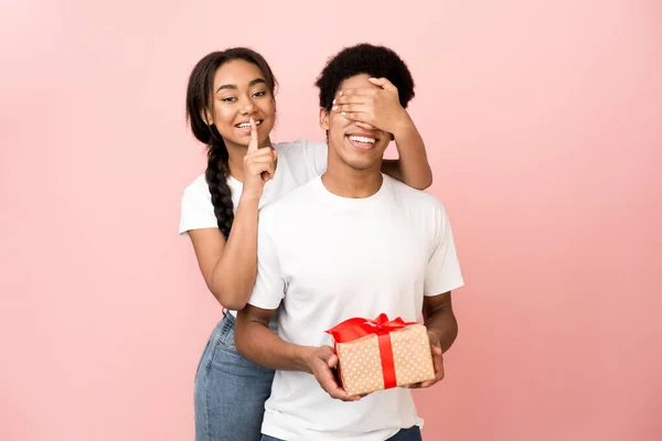 Wat een verrassing. tiener meisje bedekken haar vriendjes ogen — Stockfoto