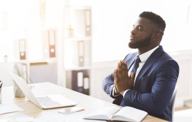 Girişimci önemli anlaşmadan önce ofiste dua ediyor