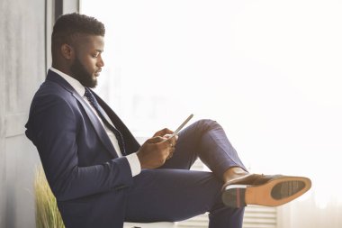 Yönetici, dijital tablet kullanarak işte dinleniyor