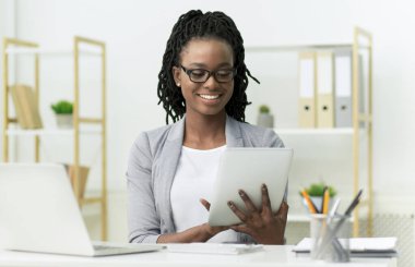 Modern Ofiste Çalışan İşkadını Dijital Tablet ve Laptop Kullanıyor