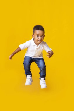 Sarı stüdyo geçmişinden atlayan sevimli afro bebek.
