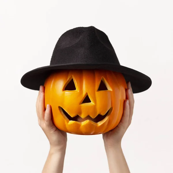 Calabaza de Halloween con la cara sonriente en sombrero negro en blanco —  Fotos de Stock