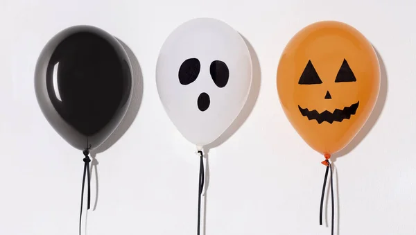 Tres globos de Halloween diferentes con caras en blanco —  Fotos de Stock