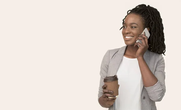 Afro Zakenvrouw praten op mobiele telefoon drinken van koffie, Studio schot — Stockfoto