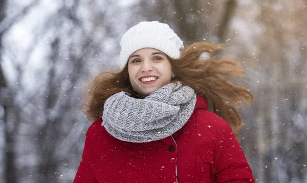 Joven adorable chica con pelo volador disfrutando de día de invierno —  Fotos de Stock