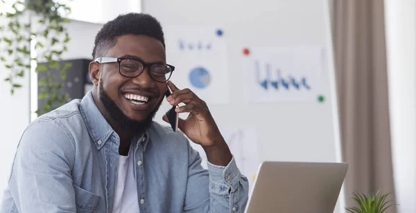 Laughing millennial empleado hablando por teléfono celular en el lugar de trabajo en la oficina —  Fotos de Stock
