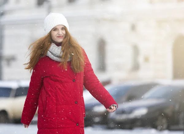 Hermosa chica caminando por la calle en la ciudad de invierno —  Fotos de Stock