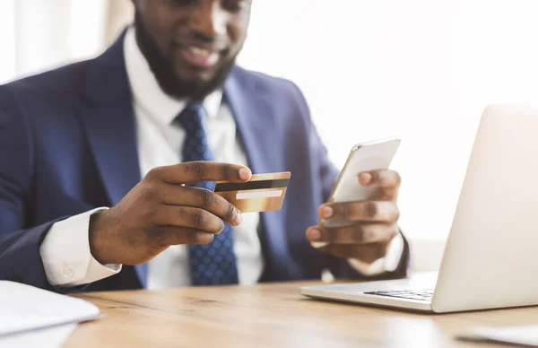 Imagen recortada de hombre de negocios haciendo pago en línea por teléfono —  Fotos de Stock