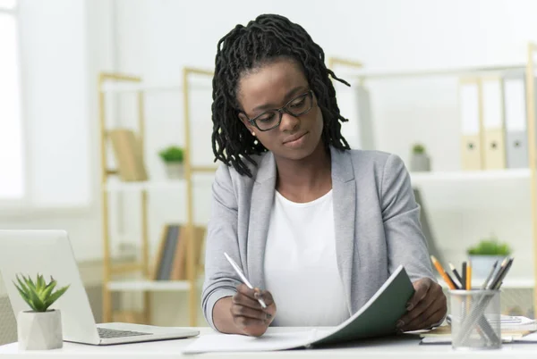 Afro Business Lady Tomando notas trabalhando no escritório moderno — Fotografia de Stock