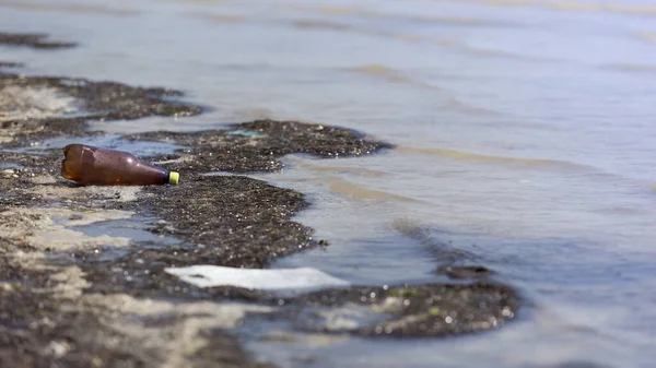 Catastrophe écologique. Sale bord de mer avec bouteille en plastique — Photo